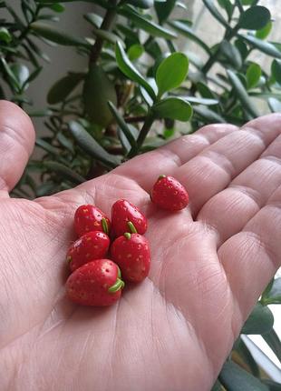 Полуниця з полімерної глини ручної роботи для створення біжутерії.