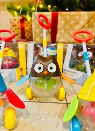 Іграшка каталка з ручкою для дитини 1+ рочків дитяча каталка у вигляді тваринки з підсвіткою та рухомими крилами помаранчевий