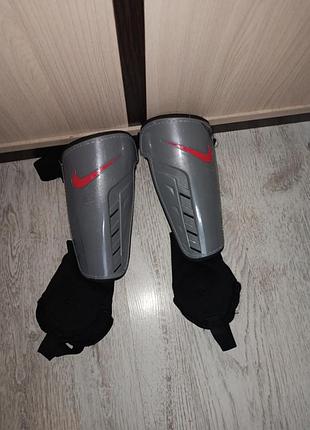 Щитки футбольні