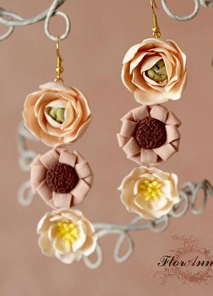 Довгі сережки з квітами з полімерної глини "латте". подарунок дівчині