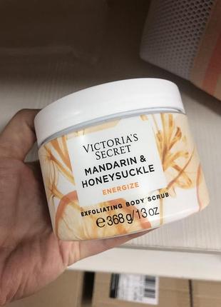 Скраб для тіла victoria's secret natural beauty exfoliating body scrub mandrin&honeysuckle, 368 мл