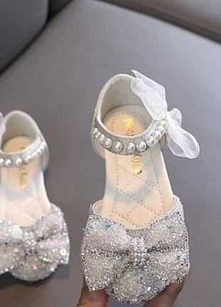Святкові туфельки на дівчинку