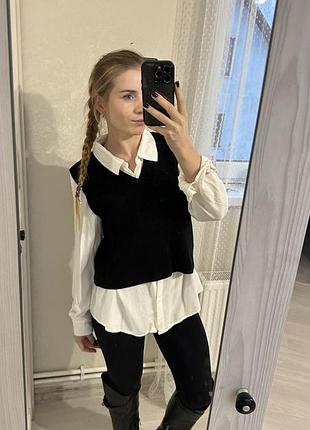 Вʼязана тепла жилетка безрукавка