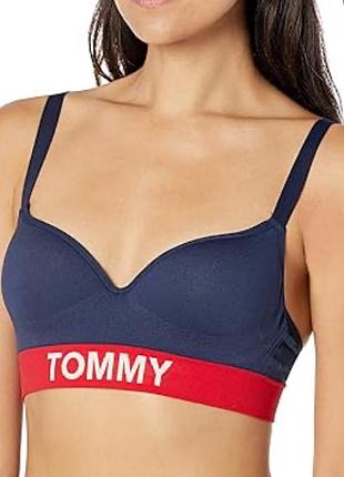 Безшовний бюстгальтер-бралет tommy hilfiger темно-синього кольору з червоною еластичною смугою з логотипом.
