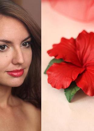 Червона заколка для волосся з квіткою з полімерної глини "букетик із гібіскусом"