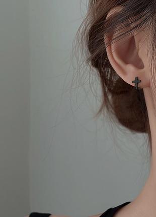 Серьги крестики маленькие по мочке ушка, аккуратные сережки, цвет серебро и черный, серебро 925 пробы чорна гальваніка