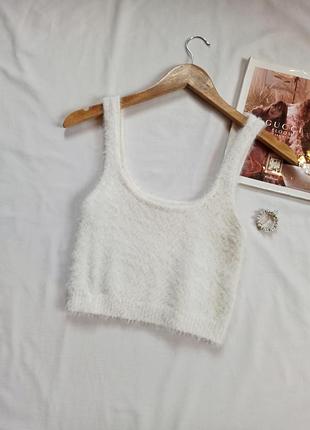 Белый пушистый топ на бретелях