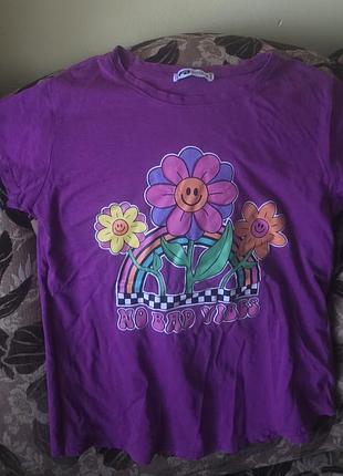 Фиолетовая футболка с прикольным принтом