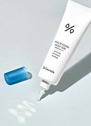Легкий зволожуючий сонцезахисний крем dr.ceuracle hyal reyouth moist sun spf 50+ / pa++++