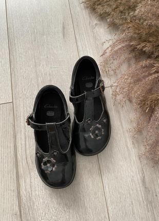 Clarks-чорні лакові туфлі/босоніжки для дівчинки ,вінтажного фасону