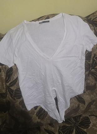 Белая футболка zara с обнаженным декольте и завязками на животе
