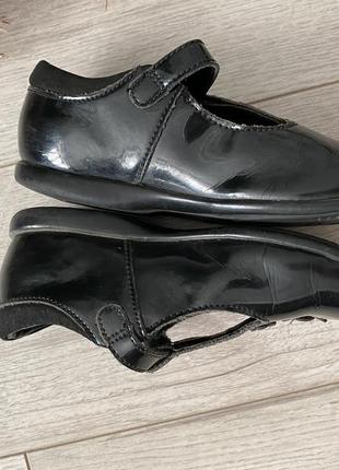 Clarks-черные лаковые туфли/босоножки для девочки, винтажного фасона7 фото
