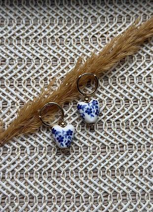 Серьги с подвесками-сердцами с росписью «синий барвинок», бижутерия в золотистом цвете