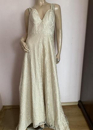 Длинное кружевное платье с шлейфом/м/