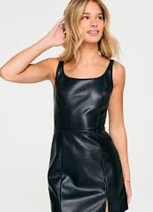Сукня міні з еко шкіри в розмірі s з розрізом по ножці