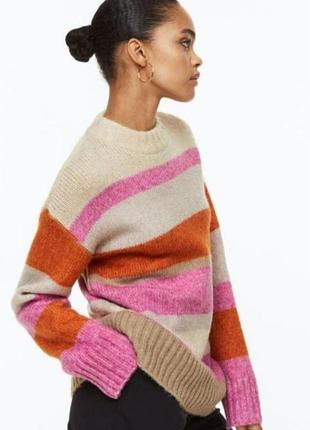 Яркий стильный свитер женский