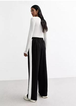Брюки эластичные палаццо широкие черные с белыми лампасами большого размера new look