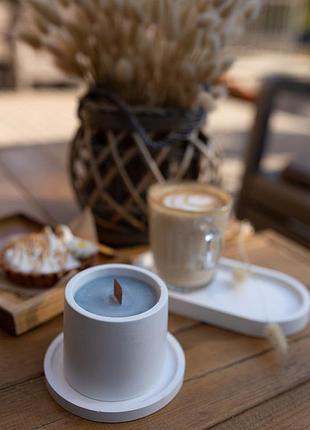 Соевая свеча с эфирными аромамаслами в гипсовом кашпо minimal на подставке aphrodisiac