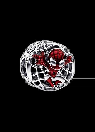 Серебряный шарм pandora «человек-паук, летящий над городом» марвел серебряная бусина пандора spider-man marvel паук 792350c01
