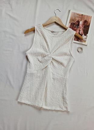 Белый базовый фактурный топ с переплетом