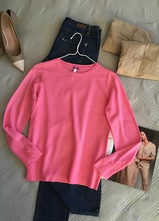 Красивый розовый свитер с декоративными пуговками на рукавах в размере 10