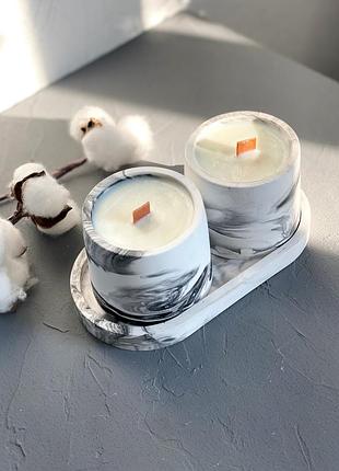 Набор ароматических соевых свечей в гипсовых кашпо minimal в технике marble на подставке sensual vetiver