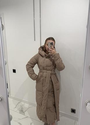 Довгий зимовий пуховик