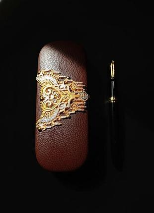 Футляр для окулярів з віньєткою,  штучне виготовлення, жорсткий каркас, коричневий.