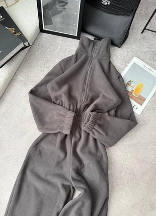 Теплий жіночий флісовий комбінезон з довгим рукавом на блискавці та акцентною резинкою на талії  вільного крою