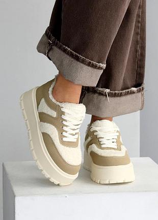Теплые светлые бежевые зимние кроссовки с мехом тедди