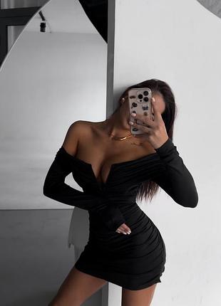 Эффектное женское мини платье с открытыми плечами и декольте