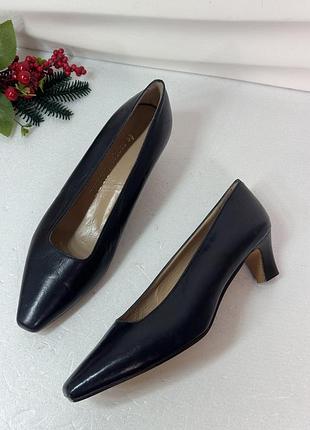 Элегантные идеальные кожаные классические туфельки лодочки