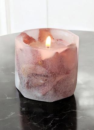 Фиолетовая гармония - свеча 5*5,5 см с фиолетовыми лепестками розы, 15 часов горение, с ароматом ягодный микс