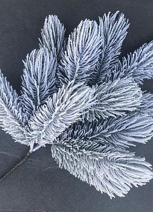 Декоративная искусственная хвоя литая еловая ветка сосна 60 см заснеженная