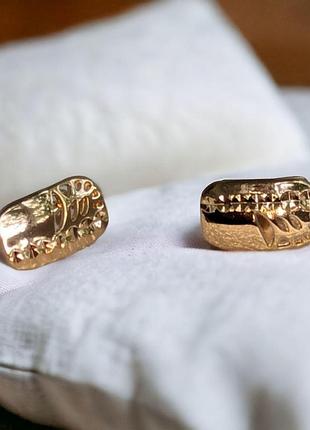 Сережки класичні золотисті xuping медичне золото ксюпінг 1.5 см прямокутник з ажуром