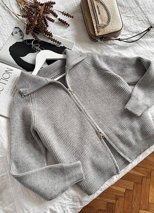 Щільний светрик з блискавкою 🤍