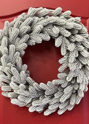 Венок хвойный рождественский traditional литой d-40 см заснеженный