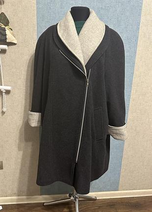 Розкішне брендове пальто.