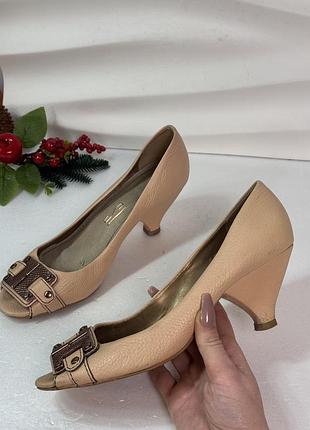 Бежевые кожаные туфли лодочки босоножки с брошью santa lolla 39