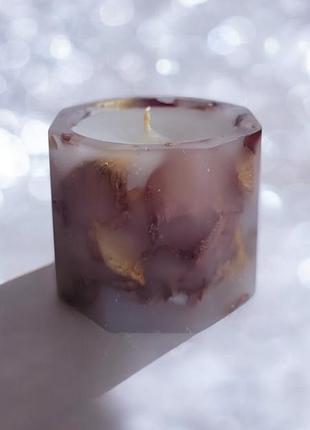 Фиолетовая гармония - свеча 5*5,5 см с фиолетовыми лепестками розы, 15 часов горение, с ароматом сандал