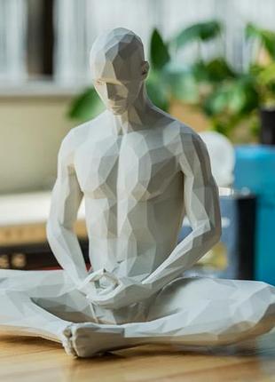 Стильная геометричная статуэтка медитирующий человек