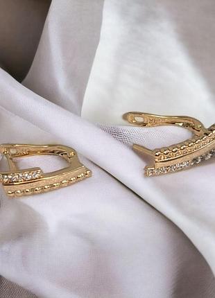 Сережки класичні золотисті xuping медичне золото ксюпінг 1.5 см тоненька смужка з маленькими камінцями