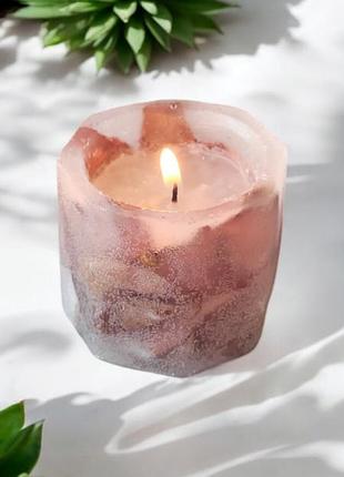 Фиолетовая гармония - свеча 5*5,5 см с фиолетовыми лепестками розы, 15 часов горение, с ароматом лесные ягоды