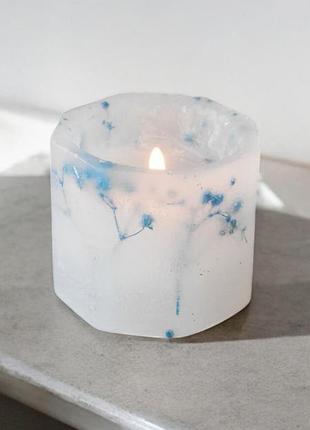 Свеча "небесная гармония" с голубой гипсофилою - 5*5,5 см, 15 часы горение, с ароматом лесные ягоды