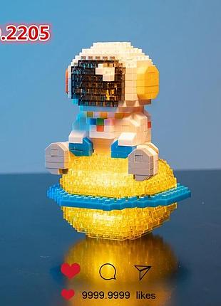 Конструктор "светящийся космонавт на сатурні " – 387 деталей