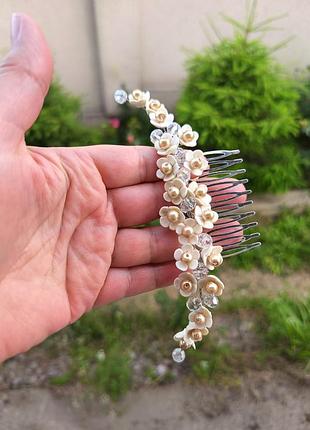 Свадебная веточка цвета айвори жемчугом и хрусталёвым