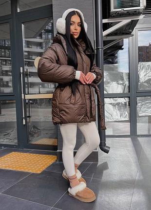 Зручна жіноча зимова куртка непродувна на блискавці вільного крою з поясом та кишенями