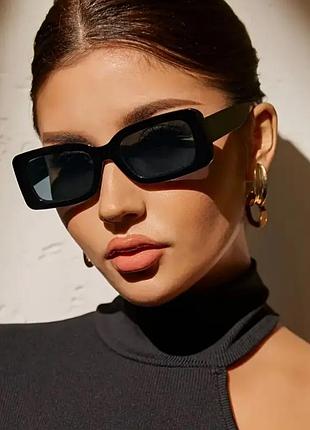Сонцезахисні окуляри жіночі прямокутної форми в чорній пластиковій оправі тренд 2025