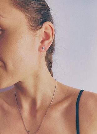 Серьги-гвоздики детские серебряные черные, белые и бирюзовые ромашки, сережки на закрутках, серебро 925 пробы білий