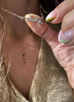 Подвеска с котиком из камней и бубенчиком (звенит), серебряное покрытие 925 пробы, длина 41,5+4,5 см